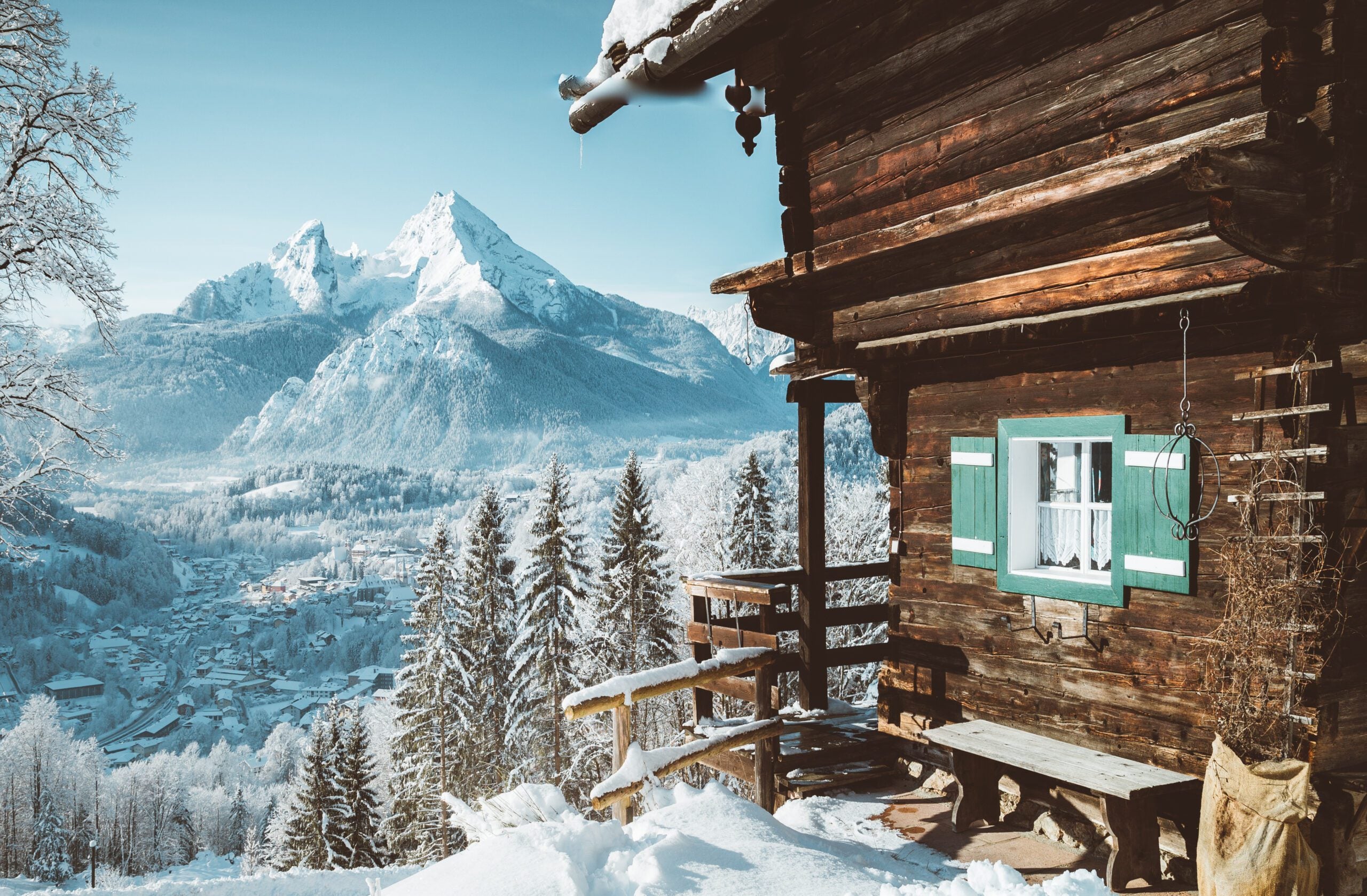 Idyllic,View,Of,Traditional,Wooden,Mountain,Cabin,In,Scenic,White